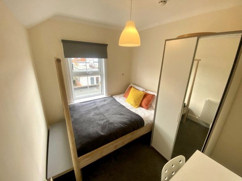 View Full Details for Edinburgh Road, Reading